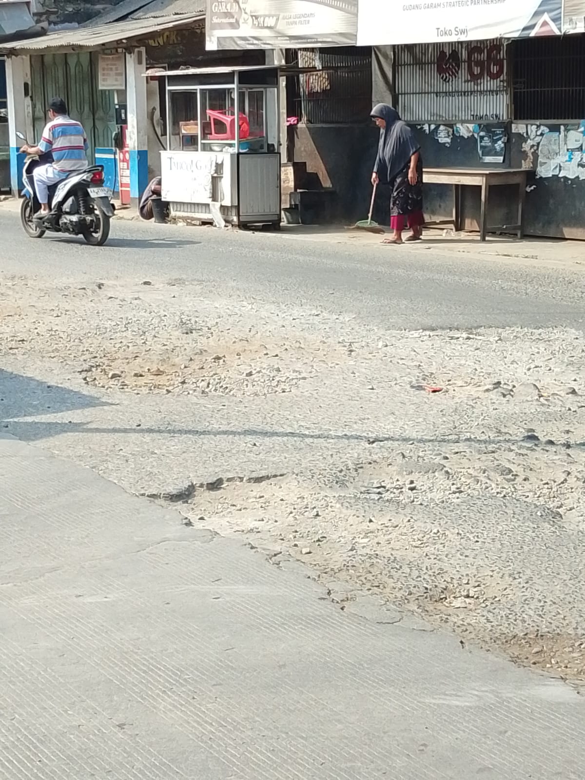 WALAH! JALUR  KUWARASAN - GOMBONG MACET MERGO ANA PROYEK TAMBAL JALAN